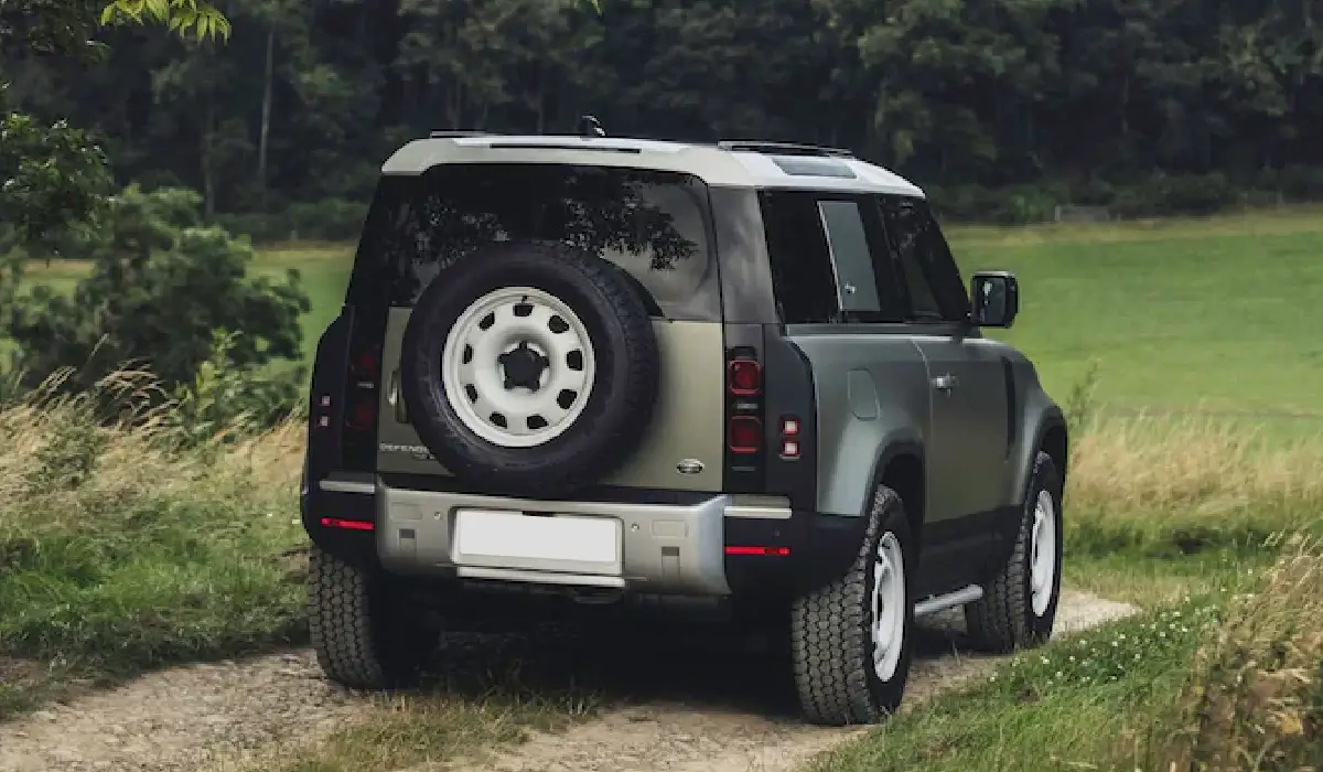 Land Rover - Defender 90 V8 P525 - Best Car Rentals - Best Preowned Car - Exclusive Concierge Club.webp